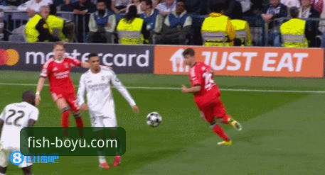 皇马球星阿诺德训练场外小插曲引热议，博鱼体育官网v3.0.1同步解析赛场内外动态